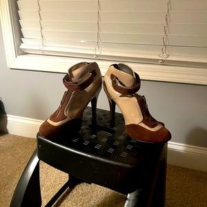 Size 8 brown and beige ankle booties